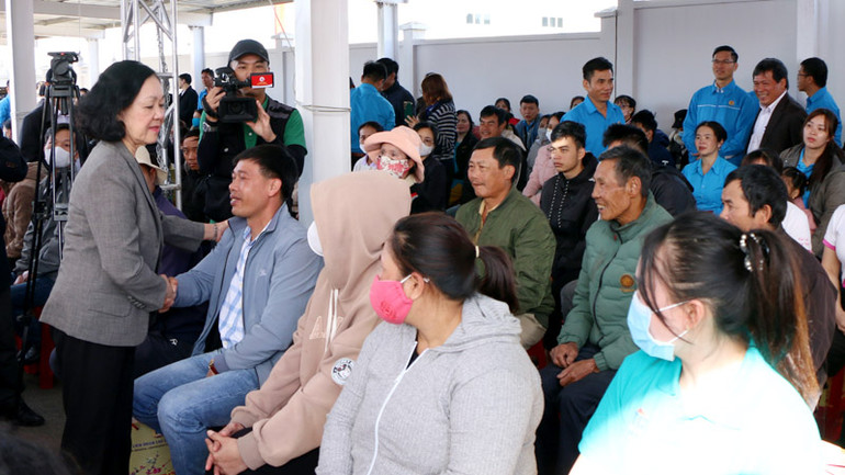 Đồng chí Trương Thị Mai thăm hỏi, động viên người lao động khu công nghiệp Phú Hội.