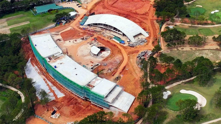 Hai khối công trình tòa nhà câu lạc bộ golf tại Đồi Cù Đà Lạt được xác định có nhiều sai phạm.