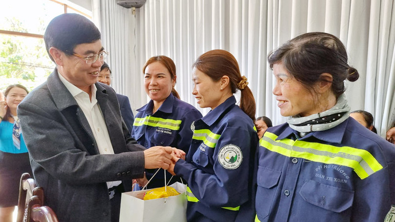 Phó Bí thư thường trực Tỉnh ủy, Trưởng đoàn Đại biểu Quốc hội tỉnh Lâm Đồng Trần Đình Văn trao quà Tết tặng người lao động Công ty cổ phần dịch vụ đô thị Đà Lạt.