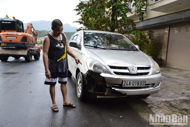 Xe ô-tô của người dân ở phường Lào Cai bị cây đổ trúng gây hư hỏng. (Ảnh: QUỐC HỒNG)