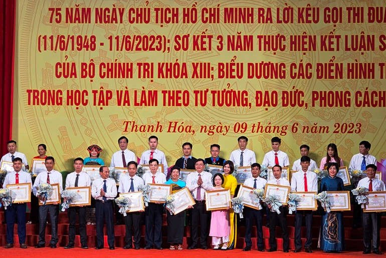 Lãnh đạo tỉnh Thanh Hóa trao Bằng khen cho các cá nhân có thành tích xuất sắc trong học tập, làm theo tư tưởng, đạo đức, phong cách Hồ Chí Minh.
