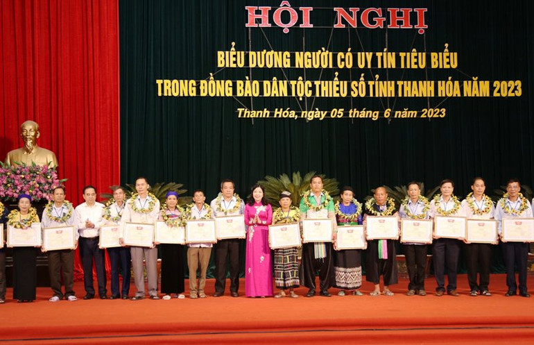 Lãnh đạo Tỉnh Thanh Hóa trao tặng Bằng khen cho người có uy tín trong đồng bào các dân tộc thiểu số.