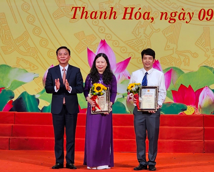 Bí thư Tỉnh ủy Thanh Hóa trao Chứng nhận cho tác giả có tác phẩm đoạt giải trong sáng tác về chủ đề "Học tập, làm theo tư tưởng, đạo đức, phong cách Hồ Chí Minh".