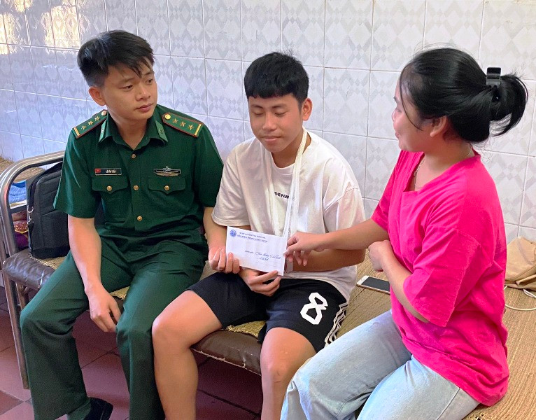 Bộ đội Biên phòng Đồn Tam Chung thăm, tặng quà cho thiếu nhi đang điều trị tại bệnh viện.