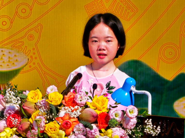 Lê Thị Thắm tham luận tại hội nghị.