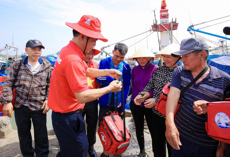 Lãnh đạo Ban Tuyên giáo Tỉnh ủy Thanh Hóa trao túi thuốc y tế cho chủ phương tiện, ngư dân.