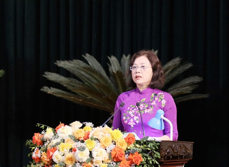 Đại diện Ủy ban Mặt trận Tổ quốc tỉnh Thanh Hóa trình bày báo cáo tại hội nghị.