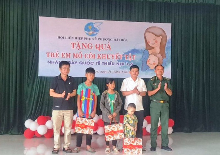 Bộ đội Biên phòng trao tặng quà cho trẻ em kém may mắn ở xã Hải Hòa, thị xã Nghi Sơn.