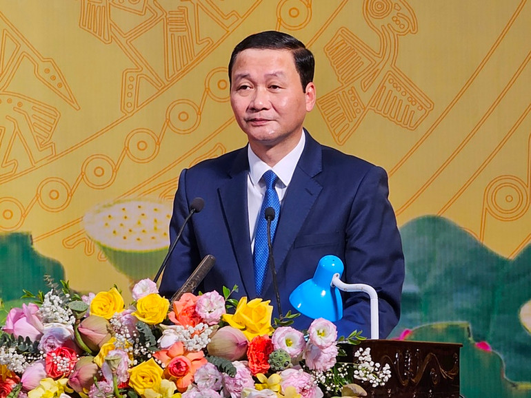 Lãnh đạo tỉnh Thanh Hóa trình bày diễn văn kỷ niệm 75 năm ngày Chủ tịch Hồ Chí Minh ra Lời kêu gọi thi đua ái quốc.