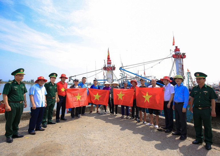 Báo Người Lao động trao cờ Tổ quốc cho ngư dân ở tỉnh Thanh Hóa.