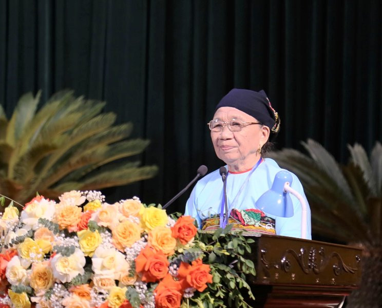 Người có uy tín ở huyện miền núi Quan Hóa tham luận tại hội nghị.