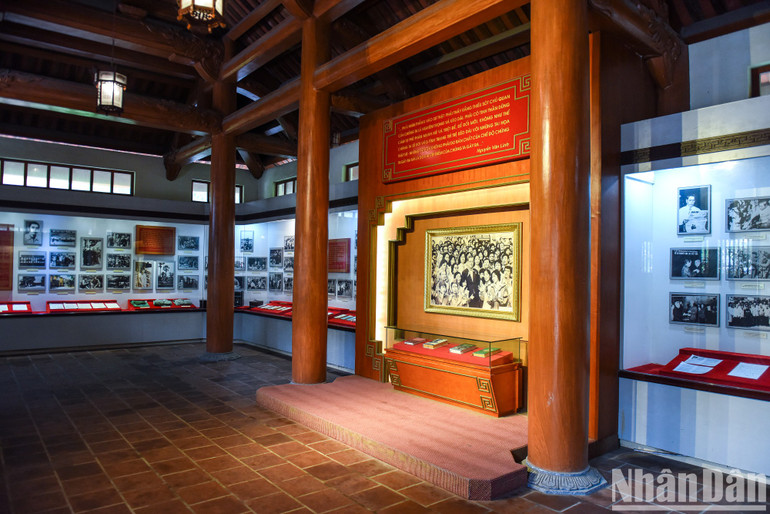 Tại nhà trưng bày lưu niệm, các kỷ vật gắn liền những năm tháng hoạt động của Tổng Bí thư Nguyễn Văn Linh được sắp xếp ngăn nắp, gọn gàng theo trục thời gian. Ảnh: Thành Đạt.