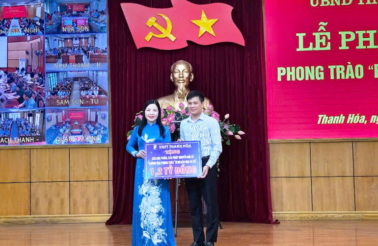 Doanh nghiệp đồng hành cùng phong trào "Bình dân học vụ số" ở Thanh Hóa.