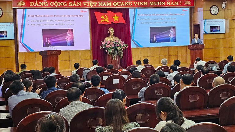 Các đại biểu nghe giới thiệu chuyên đề về "Trí tuệ nhân tạo".