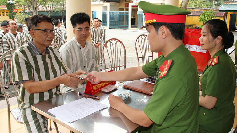 Công an Thanh Hóa cấp thẻ căn cước cho người được đặc xá.