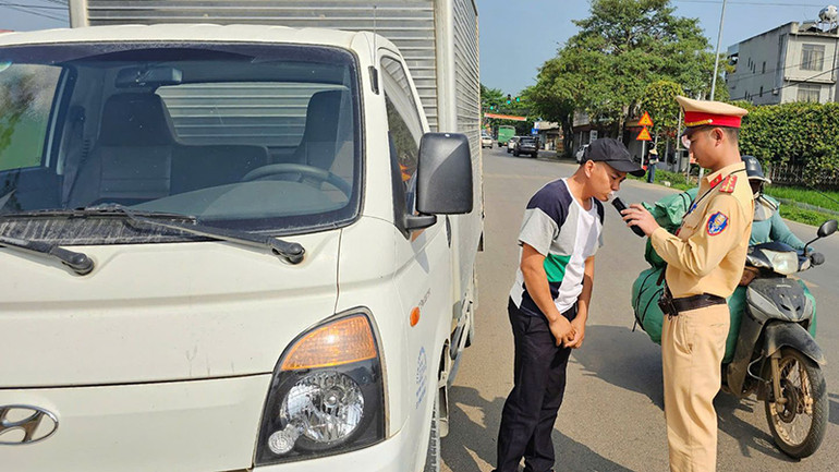 Cảnh sát giao thông kiểm tra nồng độ cồn người điều khiển xe cơ giới.