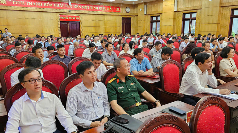 Các đại biểu dự Lễ phát động phong trào "Bình dân học vụ số" tại Tỉnh ủy Thanh Hóa.