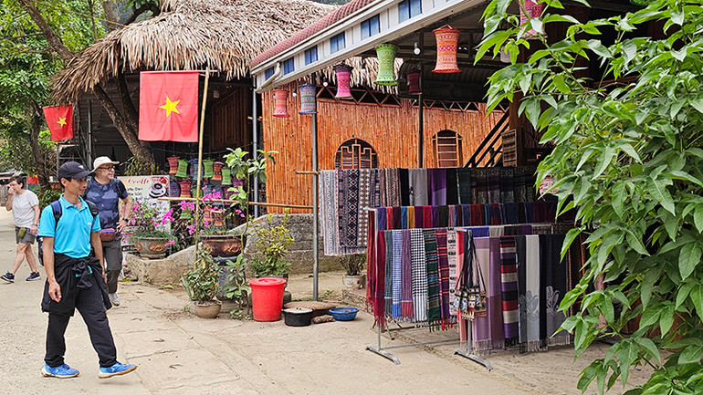 Khách du lịch tham quan làng nghề thổ cẩm ở thôn Lặn Ngoài, xã Lũng Niêm, huyện Bá Thước.