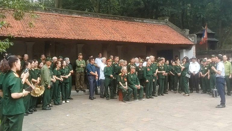 Các cựu chiến binh nghe giới thiệu về Khu di tích quốc gia đặc biệt đền Bà Triệu ở xã Triệu Lộc, huyện Hậu Lộc.