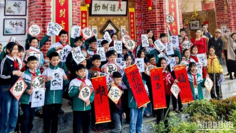 Chương trình tặng chữ cho học sinh các trường phổ thông trên địa bàn thành phố Thái Bình.