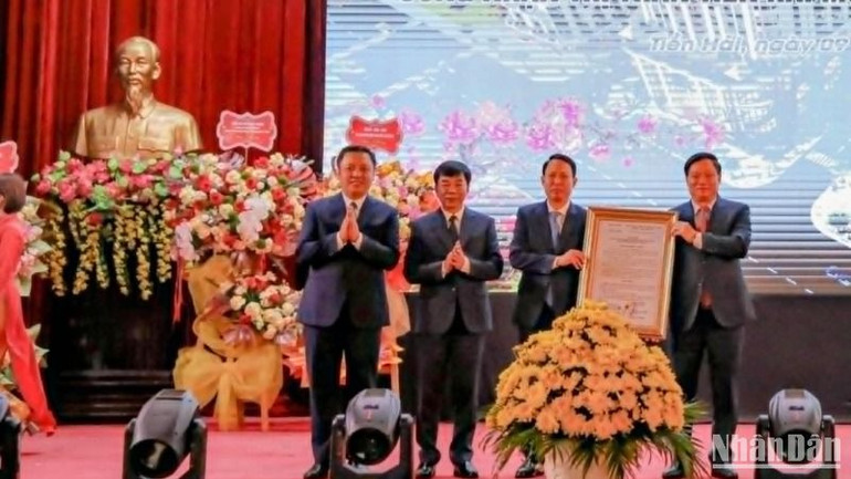 Đồng chí Nguyễn Khắc Thận, Bí thư Tỉnh ủy, Chủ tịch Ủy ban nhân dân tỉnh Thái Bình trao Quyết định của Bộ Xây dựng công nhận thị trấn Tiền Hải mở rộng đạt tiêu chí đô thị loại IV.