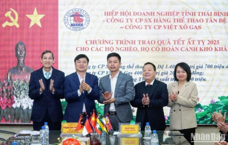 Phó Chủ tịch Ủy ban nhân dân tỉnh Thái Bình Phạm Văn Nghiêm chứng kiến và động viên các doanh nghiệp trên địa bàn đã tích cực tham gia hoạt động an sinh xã hội dịp Tết năm nay.