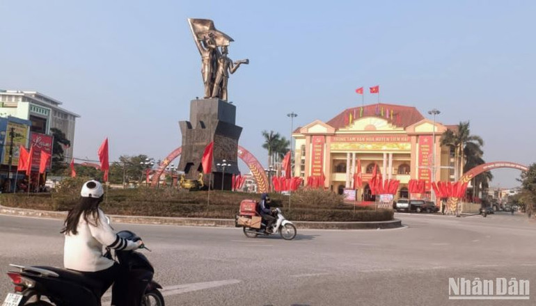 Tượng đài về cuộc biểu tình của nông dân Tiền Hải ngày 14/10/1930 tại thị trấn Tiền Hải.