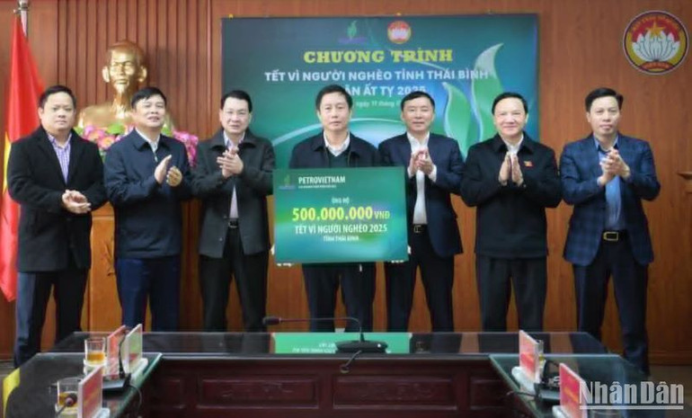 Tập đoàn Dầu khí Việt Nam hỗ trợ Mặt trận Tổ quốc tỉnh Thái Bình 500 triệu đồng để tặng quà Tết cho hộ nghèo, cận nghèo và gia đình có hoàn cảnh khó khăn tại địa phương.