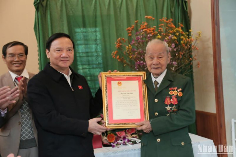 Phó Chủ tịch Quốc hội thăm, chúc Tết ông Hoàng Minh Cân, 100 tuổi ở xã Phong Dương Tiến (huyện Đông Hưng).