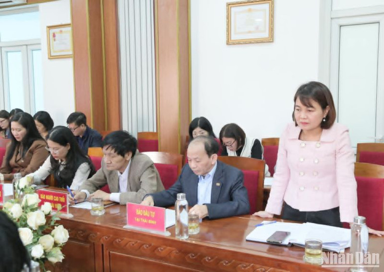 Đại biểu các sở, ngành của tỉnh trả lời các nội dung báo chí nêu ra tại Họp báo.