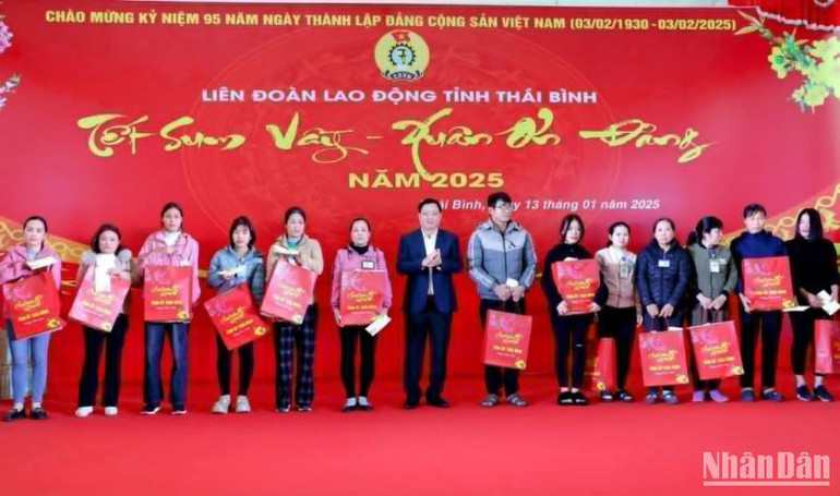 Hai trăm công nhân lao động tại Khu công nghiệp Phúc Khánh (thành phố Thái Bình) được nhận quà Tết.
