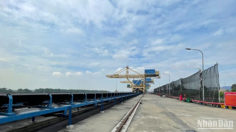 Khu vực cầu cảng tiếp nhận than phục vụ hoạt động của Nhà máy.
