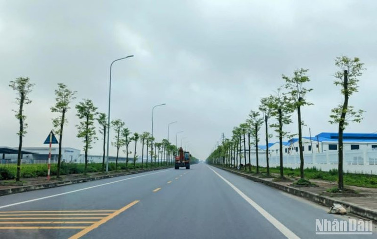 Tuyến đường 221 chạy qua địa bàn thị trấn Tiền Hải được coi là tuyến đường "kiểu mẫu" về văn minh đô thị.