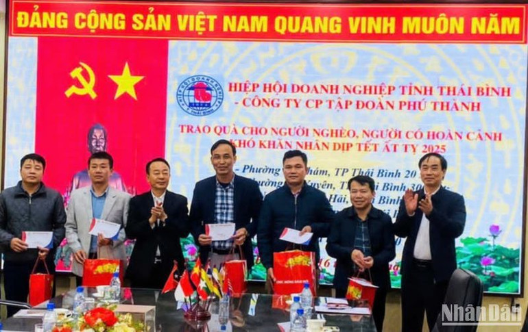 Hiệp hội Doanh nghiệp tỉnh Thái Bình trao quà Tết cho các tổ chức, đơn vị trên địa bàn thành phố Thái Bình.