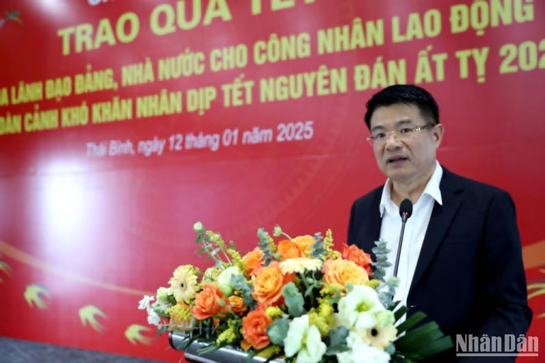 Viện trưởng Viện Kiểm sát nhân dân tối cao Nguyễn Huy Tiến phát biểu tại buổi trao quà Tết cho công nhân lao động.