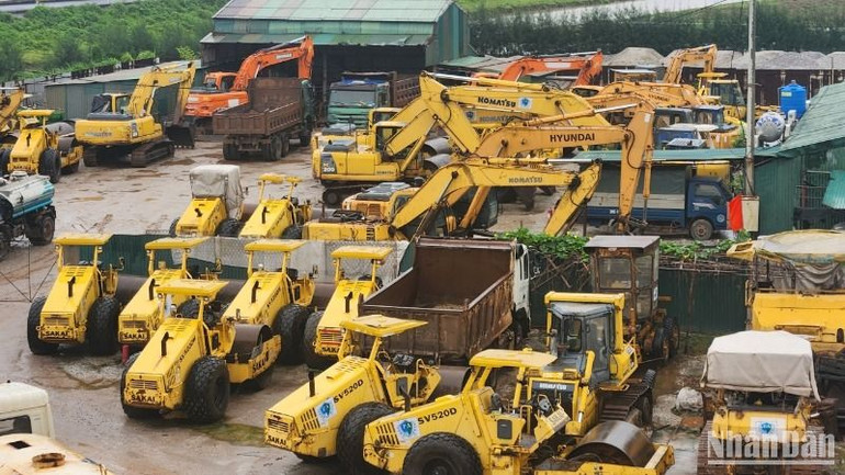 Máy móc, thiết bị tập kết tại khu vực huyện Tiền Hải, tỉnh Thái Bình chờ điều chỉnh mức đầu tư dự án tuyến đường bộ ven biển.