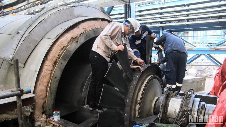 Công nhân đang bảo trì quạt gió cấp 1 tại Tổ máy số 1, Nhà máy Nhiệt điện Thái Bình 2.