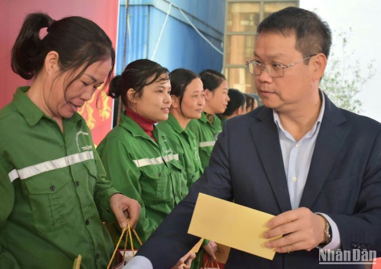 Dịp này, Liên đoàn Lao động tỉnh mời các đồng chí lãnh đạo tỉnh đến dự, trao quà Tết cho công nhân, người lao động tại các địa điểm tổ chức "Tết sum vầy-Xuân ơn Đảng". Dịp này, Liên đoàn Lao động tỉnh mời các đồng chí lãnh đạo tỉnh đến dự, trao quà Tết cho công nhân, người lao động tại các địa điểm tổ chức "Tết sum vầy-Xuân ơn Đảng".