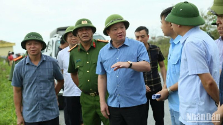 Bí thư Tỉnh ủy Thái Bình Nguyễn Khắc Thận (đứng giữa) cho biết, xây dựng Thái Bình trở thành tỉnh phát triển trong vùng Đồng bằng sông Hồng là khát vọng của Đảng bộ, chính quyền và nhân dân.