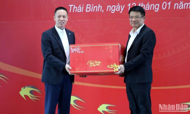 Viện trưởng Viện Kiểm sát nhân dân tối cao Nguyễn Huy Tiến trao quà Tết cho đại diện Công ty cổ phần Green-Ipark.