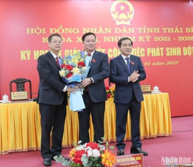 Lãnh đạo tỉnh Thái Bình tặng hoa Bí thư Tỉnh ủy Nguyễn Khắc Thận.