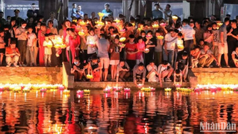 Một không gian huyền ảo, hư thực hiện ra trong đêm hội hoa đăng tại chùa Keo Thái Bình.