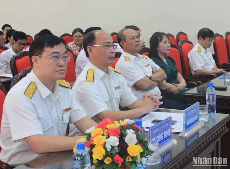 Các đại biểu dự hội nghị tuyên dương.