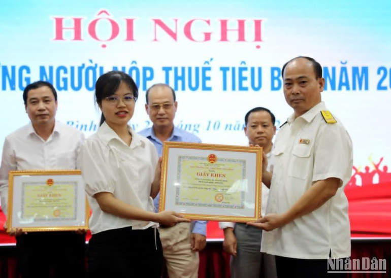Lãnh đạo Cục Thuế tỉnh Thái Bình trao Bằng khen cho doanh nghiệp nộp thuế tiêu biểu năm 2023.