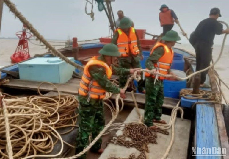 Lực lượng Đồn Biên phòng Cảng cửa khẩu Diêm Điền hỗ trợ trục vớt tàu cá bị đắm.