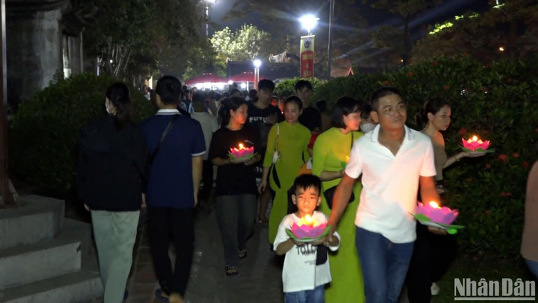 Đông đảo người dân và du khách thập phương tới tham dự và tự tay thắp những bông hoa đăng cho riêng mình.