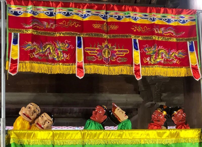 Biểu diễn múa rối cạn chầu Thánh, một hoạt động văn hóa riêng có trong Lễ hội chùa Keo mùa Thu. (Ảnh: Nguyễn Thuyên)