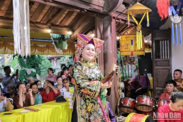 Múa hầu đồng trong Lễ hội chùa Keo mùa Thu.