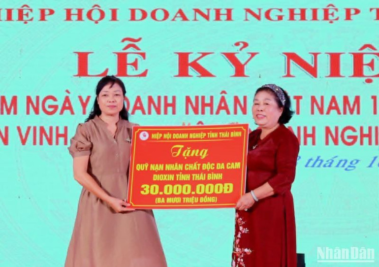 Hiệp hội Doanh nghiệp tỉnh tặng 30 triệu đồng cho Quỹ Nạn nhân chất độc da cam tỉnh Thái Bình. Hiệp hội Doanh nghiệp tỉnh tặng 30 triệu đồng cho Quỹ Nạn nhân chất độc da cam tỉnh Thái Bình.