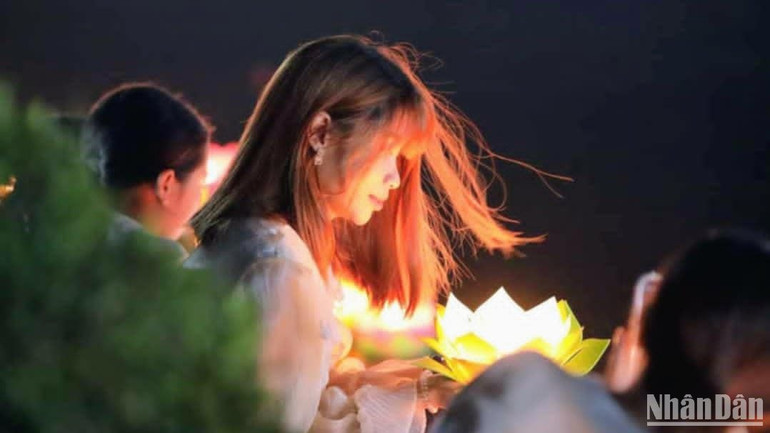 Thả hoa đăng trong đêm hội hoa đăng ở chùa Keo Thái Bình.